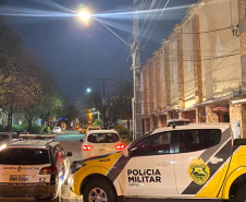 As equipes da Ação Integrada de Fiscalização Urbana (AIFU) abordaram um barracão na região central de Curitiba no fim da tarde desta quinta-feira (27) e flagraram aproximadamente 120 pessoas idosas em aglomeração em um bingo clandestino. A abordagem foi possível graças a uma denúncia que indiciou à Polícia Militar a atividade irregular e que desrespeita as medidas de prevenção ao coronavírus.  - Curitiba, 27/05/2021  -  Foto: PMPR/SESP-PR