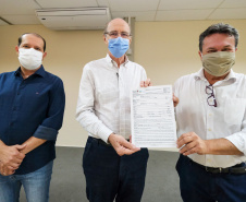 A Licença de Instalação da indústria esmagadora de soja foi entregus nesta sexta-feira (28) para a C.Vale, no município de Palotina, no Oeste do Estado. O novo empreendimento vai gerar cerca de 1500 empregos diretos e indiretos durante as obas de construção e 580 postos de trabalho após sua conclusão. - Foto: Imprensa C.Vale