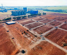 A Licença de Instalação da indústria esmagadora de soja foi entregus nesta sexta-feira (28) para a C.Vale, no município de Palotina, no Oeste do Estado. O novo empreendimento vai gerar cerca de 1500 empregos diretos e indiretos durante as obas de construção e 580 postos de trabalho após sua conclusão. - Foto: Imprensa C.Vale