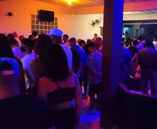 O trabalho das equipes da Ação Integrada de Fiscalização Urbana (AIFU) constatou pontos comerciais com aglomerações de pessoas em bairros da Capital nesta sexta-feira (28/05). Ao todo, seis estabelecimentos foram fechados e 10 pessoas acabaram encaminhadas, sendo que um dos detidos tinha um mandado de prisão em aberto. As ações da AIFU ocorreram em 13 bairros da cidade.  -  Curitiba, 29/05/2021 -  Foto: SESP/PR