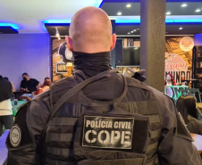 Polícia Civil dispersa aglomeração em bar e prende 9 pessoas durante fiscalização na capital. A ação faz parte da fiscalização da Polícia Civil referente ao Decreto Estadual nº 7.716/21 do Governo do Estado, que estabelece medidas restritivas por conta da pandemia. -  Curitiba, 29/05/2021  -  Foto: Polícia Civil do Paraná/SESP/PR