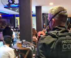 Polícia Civil dispersa aglomeração em bar e prende 9 pessoas durante fiscalização na capital. A ação faz parte da fiscalização da Polícia Civil referente ao Decreto Estadual nº 7.716/21 do Governo do Estado, que estabelece medidas restritivas por conta da pandemia. -  Curitiba, 29/05/2021  -  Foto: Polícia Civil do Paraná/SESP/PR