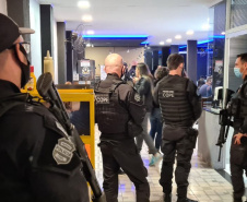 Polícia Civil dispersa aglomeração em bar e prende 9 pessoas durante fiscalização na capital. A ação faz parte da fiscalização da Polícia Civil referente ao Decreto Estadual nº 7.716/21 do Governo do Estado, que estabelece medidas restritivas por conta da pandemia. -  Curitiba, 29/05/2021  -  Foto: Polícia Civil do Paraná/SESP/PR