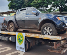 Um adolescente, de 17anos, foi apreendido após fugir de uma abordagem policial em uma caminhonetecom 1,2 tonelada de maconha na manhã deste domingo (30/05), em Cianorte (PR),no Noroeste do estado. Os policiais militares da 5ª Companhia Independente dePolícia Militar (5ª CIPM) seguiram o suspeito até ele colidir o veículo numachácara e tentar escapar a pé, mas ele acabou detido e a droga, apreendida. -  Cianorte, 30/05/2021  -  Foto: PMPR/SESP-PR