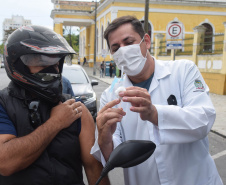 O Paraná começou a vacinar trabalhadores portuários e aeroportuários contra a Covid-19 nesta sexta-feira (28). As doses da vacina AstraZeneca/Fiocruz destinadas a estes grupos foram enviadas pelo Ministério da Saúde nesta semana. -  Paranaguá, 28/05/2021  -  Foto: Américo Antonio/SESA