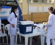 O Paraná começou a vacinar trabalhadores portuários e aeroportuários contra a Covid-19 nesta sexta-feira (28). As doses da vacina AstraZeneca/Fiocruz destinadas a estes grupos foram enviadas pelo Ministério da Saúde nesta semana. -  Paranaguá, 28/05/2021  -  Foto: Américo Antonio/SESA