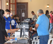 O Paraná começou a vacinar trabalhadores portuários e aeroportuários contra a Covid-19 nesta sexta-feira (28). As doses da vacina AstraZeneca/Fiocruz destinadas a estes grupos foram enviadas pelo Ministério da Saúde nesta semana. -  Paranaguá, 28/05/2021  -  Foto: Américo Antonio/SESA