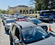 Em menos de três dias, 9,8 mil trabalhadores portuários paranaenses receberam a primeira dose da vacina contra o coronavírus, no Paraná. A vacinação, em tempo recorde, priorizou os funcionários que atuam a bordo dos navios, costado e faixa portuária. O número de doses superou total enviado pelo Ministério da Saúde e será necessário aguardar o envio de novo lote para que a vacinação seja retomada.  -  Foto: Claudio Neves/Portos do Paraná