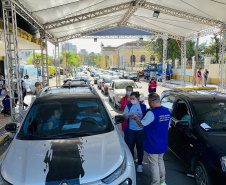Em menos de três dias, 9,8 mil trabalhadores portuários paranaenses receberam a primeira dose da vacina contra o coronavírus, no Paraná. A vacinação, em tempo recorde, priorizou os funcionários que atuam a bordo dos navios, costado e faixa portuária. O número de doses superou total enviado pelo Ministério da Saúde e será necessário aguardar o envio de novo lote para que a vacinação seja retomada.  -  Foto: Claudio Neves/Portos do Paraná