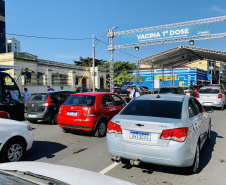 Em menos de três dias, 9,8 mil trabalhadores portuários paranaenses receberam a primeira dose da vacina contra o coronavírus, no Paraná. A vacinação, em tempo recorde, priorizou os funcionários que atuam a bordo dos navios, costado e faixa portuária. O número de doses superou total enviado pelo Ministério da Saúde e será necessário aguardar o envio de novo lote para que a vacinação seja retomada.  -  Foto: Claudio Neves/Portos do Paraná