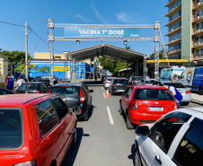 Em menos de três dias, 9,8 mil trabalhadores portuários paranaenses receberam a primeira dose da vacina contra o coronavírus, no Paraná. A vacinação, em tempo recorde, priorizou os funcionários que atuam a bordo dos navios, costado e faixa portuária. O número de doses superou total enviado pelo Ministério da Saúde e será necessário aguardar o envio de novo lote para que a vacinação seja retomada.  -  Foto: Claudio Neves/Portos do Paraná