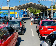 Em menos de três dias, 9,8 mil trabalhadores portuários paranaenses receberam a primeira dose da vacina contra o coronavírus, no Paraná. A vacinação, em tempo recorde, priorizou os funcionários que atuam a bordo dos navios, costado e faixa portuária. O número de doses superou total enviado pelo Ministério da Saúde e será necessário aguardar o envio de novo lote para que a vacinação seja retomada.  -  Foto: Claudio Neves/Portos do Paraná