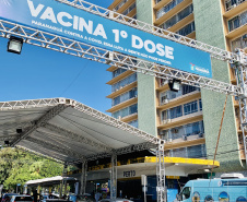 Em menos de três dias, 9,8 mil trabalhadores portuários paranaenses receberam a primeira dose da vacina contra o coronavírus, no Paraná. A vacinação, em tempo recorde, priorizou os funcionários que atuam a bordo dos navios, costado e faixa portuária. O número de doses superou total enviado pelo Ministério da Saúde e será necessário aguardar o envio de novo lote para que a vacinação seja retomada.  -  Foto: Claudio Neves/Portos do Paraná