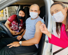 Em menos de três dias, 9,8 mil trabalhadores portuários paranaenses receberam a primeira dose da vacina contra o coronavírus, no Paraná. A vacinação, em tempo recorde, priorizou os funcionários que atuam a bordo dos navios, costado e faixa portuária. O número de doses superou total enviado pelo Ministério da Saúde e será necessário aguardar o envio de novo lote para que a vacinação seja retomada.  -  Foto: Claudio Neves/Portos do Paraná