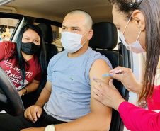Em menos de três dias, 9,8 mil trabalhadores portuários paranaenses receberam a primeira dose da vacina contra o coronavírus, no Paraná. A vacinação, em tempo recorde, priorizou os funcionários que atuam a bordo dos navios, costado e faixa portuária. O número de doses superou total enviado pelo Ministério da Saúde e será necessário aguardar o envio de novo lote para que a vacinação seja retomada.  -  Foto: Claudio Neves/Portos do Paraná