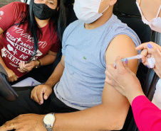 Em menos de três dias, 9,8 mil trabalhadores portuários paranaenses receberam a primeira dose da vacina contra o coronavírus, no Paraná. A vacinação, em tempo recorde, priorizou os funcionários que atuam a bordo dos navios, costado e faixa portuária. O número de doses superou total enviado pelo Ministério da Saúde e será necessário aguardar o envio de novo lote para que a vacinação seja retomada.  -  Foto: Claudio Neves/Portos do Paraná