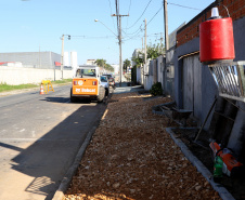 Pinhais tem rua revitalizada e constrói novas calçadas com apoio do Estado. Foto: Ari Dias/AEN