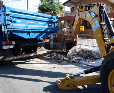 Pinhais tem rua revitalizada e constrói novas calçadas com apoio do Estado. Foto: Ari Dias/AEN