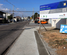 Pinhais tem rua revitalizada e constrói novas calçadas com apoio do Estado. Foto: Ari Dias/AEN