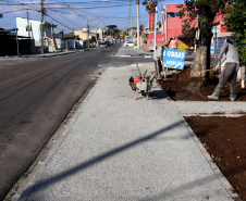 Pinhais tem rua revitalizada e constrói novas calçadas com apoio do Estado. Foto: Ari Dias/AEN