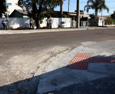 Pinhais tem rua revitalizada e constrói novas calçadas com apoio do Estado. Foto: Ari Dias/AEN