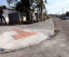 Pinhais tem rua revitalizada e constrói novas calçadas com apoio do Estado. Foto: Ari Dias/AEN