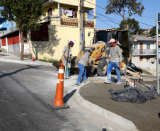 Pinhais tem rua revitalizada e constrói novas calçadas com apoio do Estado. Foto: Ari Dias/AEN