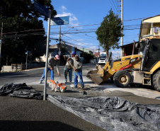 Pinhais tem rua revitalizada e constrói novas calçadas com apoio do Estado. Foto: Ari Dias/AEN