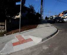 Pinhais tem rua revitalizada e constrói novas calçadas com apoio do Estado. Foto: Ari Dias/AEN