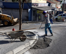 Pinhais tem rua revitalizada e constrói novas calçadas com apoio do Estado. Foto: Ari Dias/AEN