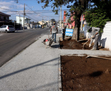 Pinhais tem rua revitalizada e constrói novas calçadas com apoio do Estado. Foto: Ari Dias/AEN