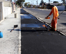 Pinhais tem rua revitalizada e constrói novas calçadas com apoio do Estado. Foto: Ari Dias/AEN