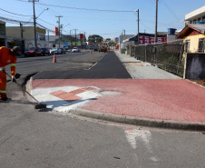 Pinhais tem rua revitalizada e constrói novas calçadas com apoio do Estado. Foto: Ari Dias/AEN