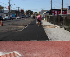 Pinhais tem rua revitalizada e constrói novas calçadas com apoio do Estado. Foto: Ari Dias/AEN