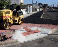 Pinhais tem rua revitalizada e constrói novas calçadas com apoio do Estado. Foto: Ari Dias/AEN