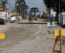 Pinhais tem rua revitalizada e constrói novas calçadas com apoio do Estado. Foto: Ari Dias/AEN