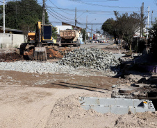 Pinhais tem rua revitalizada e constrói novas calçadas com apoio do Estado. Foto: Ari Dias/AEN