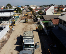 Pinhais tem rua revitalizada e constrói novas calçadas com apoio do Estado. Foto: Ari Dias/AEN