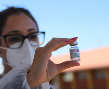 O Paraná receberá nos próximos dias mais 397.690 doses de vacinas contra a Covid-19, referentes à 22ª pauta de distribuição do Ministério da Saúde. São 37.440 da Cominarty, da parceria Pfizer/BioNtech, e 360.250 da Covishield, da união entre Fiocruz/AstraZeneca/Oxford (na imagem) - Curitiba, 01/06/2021   -  Foto: Geraldo Bubniak/Arquivo AEN