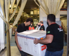 O Paraná receberá nos próximos dias mais 397.690 doses de vacinas contra a Covid-19, referentes à 22ª pauta de distribuição do Ministério da Saúde. São 37.440 da Cominarty, da parceria Pfizer/BioNtech, e 360.250 da Covishield, da união entre Fiocruz/AstraZeneca/Oxford  - Curitiba, 01/06/2021  -  Foto: Américo Antonio/SESA