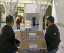 O Paraná receberá nos próximos dias mais 397.690 doses de vacinas contra a Covid-19, referentes à 22ª pauta de distribuição do Ministério da Saúde. São 37.440 da Cominarty, da parceria Pfizer/BioNtech, e 360.250 da Covishield, da união entre Fiocruz/AstraZeneca/Oxford - Curitiba, 01/06/2021  -  Foto: Gilson Abreu/Arquivo AEN