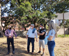 Sistema de captação de água da chuva, jardim das sensações, auditório ao ar livre feito com bambu, composteira, banco com gerador de energia solar para carregar equipamentos eletrônicos