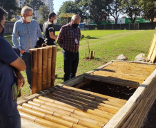 Sistema de captação de água da chuva, jardim das sensações, auditório ao ar livre feito com bambu, composteira, banco com gerador de energia solar para carregar equipamentos eletrônicos