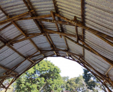 Sistema de captação de água da chuva, jardim das sensações, auditório ao ar livre feito com bambu, composteira, banco com gerador de energia solar para carregar equipamentos eletrônicos