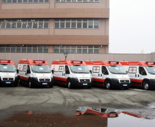 O Governo do Estado realizou nesta terça-feira (1º) a entrega de cinco ambulâncias de suporte básico para ampliação da cobertura do Serviço de Atendimento Móvel de Urgência (Samu) na 4ª Regional de Saúde de Irati, região Centro-Sul do Paraná. Os veículos somam R$ 850 mil em investimentos ? R$ 170 mil cada.  -=  Curitiba, 01/06/2021  -  Foto: Américo Antonio/SESA