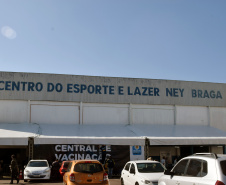 O Paraná iniciou nesta terça-feira (1º) a vacinação contra a Covid-19 em trabalhadores do transporte aéreo, em todo o Estado. O secretário de Estado da Saúde, Beto Preto, esteve presente no ginásio Ney Braga, em São José dos Pinhais, para acompanhar a imunização dos profissionais vinculados ao aeroporto internacional Afonso Pena. -  Curitiba, 01/06/2021  -  Foto: Américo Antonio/SESA