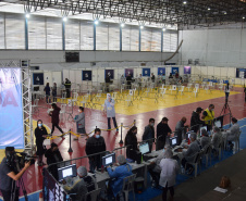 O Paraná iniciou nesta terça-feira (1º) a vacinação contra a Covid-19 em trabalhadores do transporte aéreo, em todo o Estado. O secretário de Estado da Saúde, Beto Preto, esteve presente no ginásio Ney Braga, em São José dos Pinhais, para acompanhar a imunização dos profissionais vinculados ao aeroporto internacional Afonso Pena. -  Curitiba, 01/06/2021  -  Foto: Américo Antonio/SESA