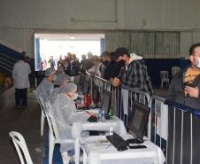 O Paraná iniciou nesta terça-feira (1º) a vacinação contra a Covid-19 em trabalhadores do transporte aéreo, em todo o Estado. O secretário de Estado da Saúde, Beto Preto, esteve presente no ginásio Ney Braga, em São José dos Pinhais, para acompanhar a imunização dos profissionais vinculados ao aeroporto internacional Afonso Pena.  -  Curitiba, 01/06/2021  -  Foto: Américo Antonio/SESA