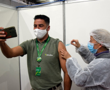 O Paraná iniciou nesta terça-feira (1º) a vacinação contra a Covid-19 em trabalhadores do transporte aéreo, em todo o Estado. O secretário de Estado da Saúde, Beto Preto, esteve presente no ginásio Ney Braga, em São José dos Pinhais, para acompanhar a imunização dos profissionais vinculados ao aeroporto internacional Afonso Pena.  -  Curitiba, 01/06/2021  -  Foto: Américo Antonio/SESA