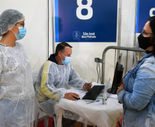 O Paraná iniciou nesta terça-feira (1º) a vacinação contra a Covid-19 em trabalhadores do transporte aéreo, em todo o Estado. O secretário de Estado da Saúde, Beto Preto, esteve presente no ginásio Ney Braga, em São José dos Pinhais, para acompanhar a imunização dos profissionais vinculados ao aeroporto internacional Afonso Pena.  -  Curitiba, 01/06/2021  -  Foto: Américo Antonio/SESA